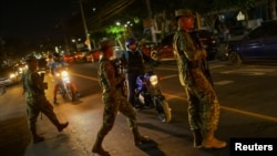 Soldados salvadoreños patrullan una zona comercial antes de las elecciones presidenciales, en San Salvador, El Salvador, el 2 de febrero de 2024.