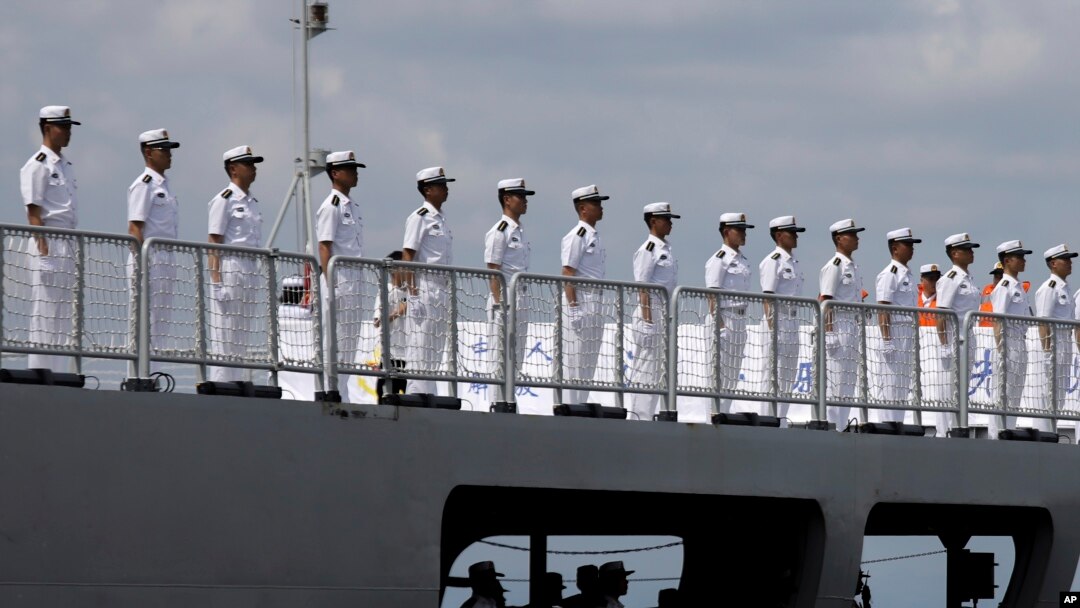 资料照片：2023年6月14日，中国海军水兵在停靠在菲律宾马尼拉港口的海军训练舰“戚继光号”上列队。