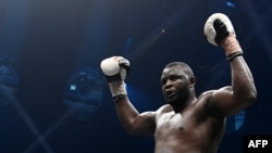 Mobeti bibotu ya Ekolo Congo démocratique Martin Bakole atomboli maboko nsima na elonga na bitumba na AccordJotels Arena, na Paris, France, 14 mai 2022