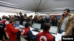 Refugiados de la región de Nagorno-Karabaj se registran en el centro de ayuda en la aldea fronteriza de Kornidzor, Armenia, el 26 de septiembre de 2023.