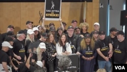 Presiden SAG-AFTRA, Fran Drescher, bersama para aktor yang melancarkan pemogokan di Hollywood, Los Angeles. 
