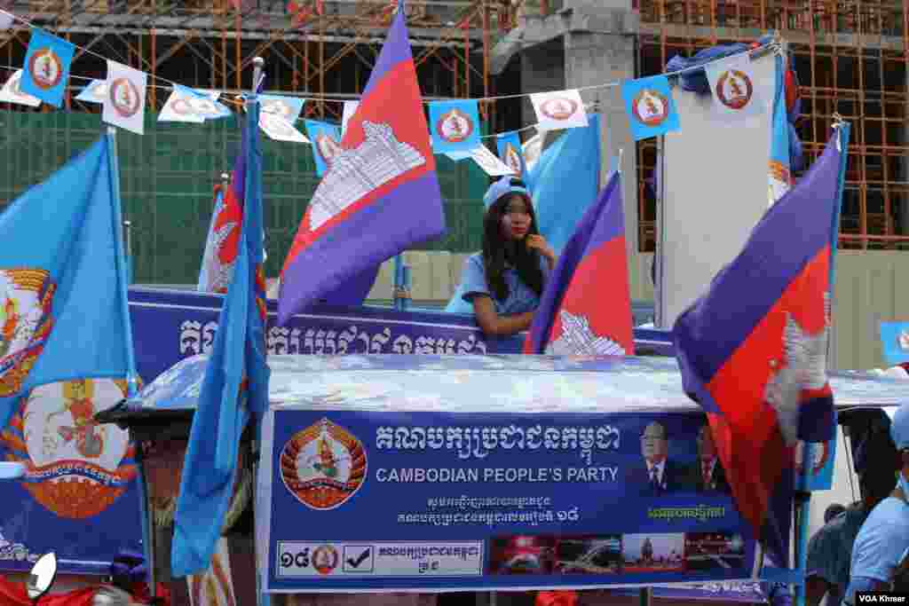 អ្នកគាំទ្រគណបក្សប្រជាជនកម្ពុជាជួបជុំគ្នា និងហែក្បូនយុទ្ធនាការឃោសនាបោះឆ្តោតនៅរាជធានីភ្នំពេញ ថ្ងៃទី១ ខែកក្កដា ឆ្នាំ២០២៣ ដែលជាថ្ងៃដំបូងនៃយុទ្ធនាការឃោសនា។ (លាស់ លីបលីប/វីអូអេ)