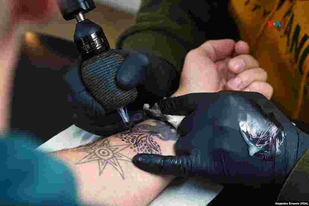 El León de Judá y el Árbol de la vida, símbolo de paz en el brazo del estadounidense Ryan Coles, uno de los pocos peregrinos que llegan hasta una Jerusalén vacía tras la guerra entre Israel y Hamás. 