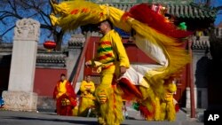 Artistas realizan una danza acrobática del león en el templo Dongyue durante el primer día del Año Nuevo Lunar chino en Beijing, el sábado 10 de febrero de 2024. (Foto AP/Andy Wong)