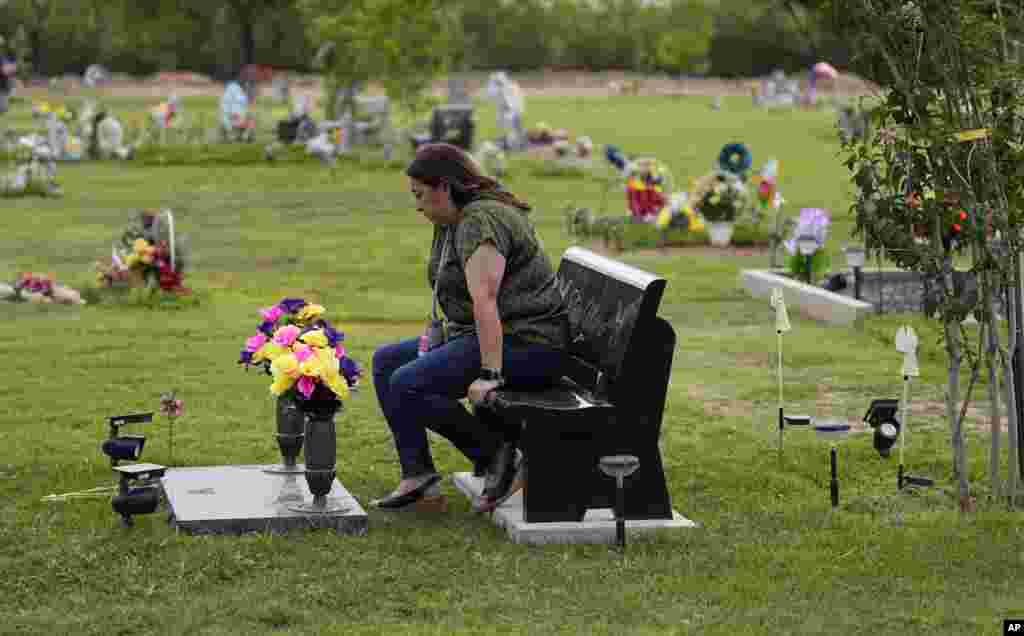 Verónica, madre de Tess, así como los padres de los niños que murieron en el ataque han exigido respuestas y rendición de cuentas por la forma en la que actuaron las autoridades. Un año después de los asesinatos, no han obtenido mucho.