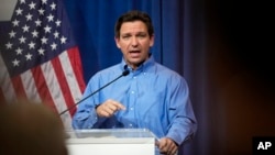 El gobernador de Florida, Ron DeSantis, habla durante un picnic de recaudación de fondos para el representante estadounidense Randy Feenstra, republicano por Iowa, el sábado 13 de mayo de 2023 en Sioux Center, Iowa, EEUU. (Foto AP/Charlie Neibergall)