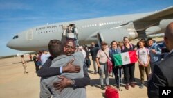 Wasu 'yan kasashen waje suna sambarkar ficewa daga Sudan (24 Afrilu, 2023)
