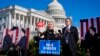 La representante republicana Marjorie Taylor Greene, acompañada del representante Thomas Massie, dice que intentará derrocar al presidente de la Cámara de Representantes, Mike Johnson, durante una conferencia de prensa en el Capitolio en Washington, el 1 de mayo de 2024.
