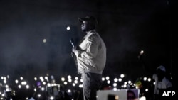 Ousmane Sonko, devant à ses partisans lors d'un meeting de l'opposition deux jours avant son procès, à Dakar, le 14 mars 2023.