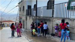 Varias personas hacen fila afuera de una iglesia para una consulta médica gratuita. Cerca de 6,5 millones de personas padecen hambre en Venezuela, según un informe de la ONU publicado en enero. [Foto: Nicole Kolster]