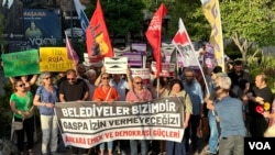 Xwepêşandanek li Enqerê dijî danîna Qayuman. 