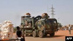 Un convoi de l'armée française à Niamey en 2022.