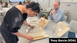 Piezas originales de la colección documental de Frida Kahlo que preserva el NMWA podían ser consultados por los asistentes, siempre bajo la atenta mirada de los especialistas.