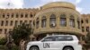 Gari la Umoja wa Mataifa likiegeshwa nje wakati mjumbe maalum wa UN kwa ajili ya Yemen akikutana na maafisa katika mji wa tatu wa Yemen wa Taez, Februari 12, 2024. Picha ya AFP