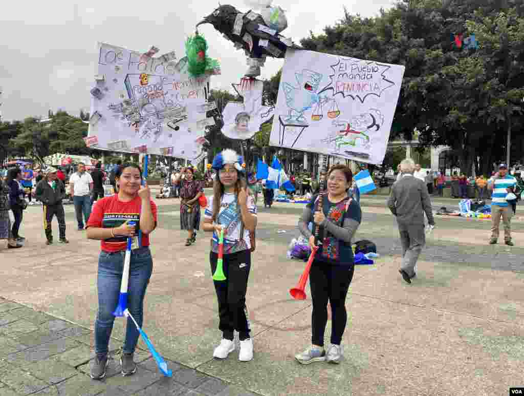 Jóvenes y adultos asistieron a la manifestación de protesta contra el poder judicial y el gobierno en la Plaza de la Constitución, en Ciudad Guatemala, el 13 de octubre de 2023. Foto: Eugenia Sagastume, VOA.