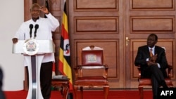 Rais wa Uganda Yoweri Museveni (amesimama) na rais wa Kenya Dr. William Ruto katika ikulu ya rais ya Kenya. Mei 16 2024