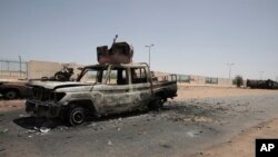 Kendaraan militer yang hancur terlihat di selatan di Khartoum, Sudan, Kamis, 20 April 2023. Sepanjang malam hingga Kamis pagi, tembakan terdengar hampir terus-menerus di seluruh Khartoum. (AP/Marwan Ali)
