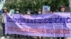 រូបឯកសារ៖ ក្រុមស្ត្រីថ្ងៃសុក្រ ស្រែកទាមទារឱ្យដោះលែងអ្នកទោសនយោបាយ នៅមុខតុលាការកំពូល រាជធានីភ្នំពេញ ស្របពេលតុលាការបើកសវនាការលើសំណុំរឿង«រួមគំនិតក្បត់ និងញុះញង់» របស់អតីតសកម្មជនគណបក្សសង្គ្រោះជាតិជាង ១០ នាក់ កាលពីថ្ងៃទី ១៦ ខែមីនា ឆ្នាំ២០២៣។ (លាស់ លីបលីប/វីអូអេ)