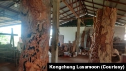 ຮູບພາບການຄວັດ ແບະ ແກະສະຫຼັກໄມ້ ຢູ່ທີ່ໂຮງງານ ແກະສະຫຼັກຂອງ ທ່ານກອງແຊງ.