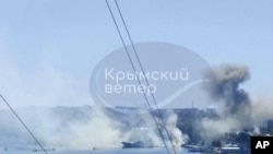 Dalam tangkapan tayangan video tampak asap membubung dari serangan misil Ukraina di markas armada Laut Hitam Rusia di Sevastopol, Krimea, 22 September 2023. Rusia pada 15 Desember mengatakan pihaknya telah menembak jatuh 26 drone di Semenanjung Krimea.