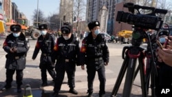 中國警察阻止記者在河北省廊坊三河市燕郊鎮的爆炸現場進行直播。（2024年3月13日）
