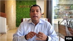 El dirigente opositor nicaragüense Félix Maradiaga habla con la Voz de América durante su gira de trabajo con exiliados de su país en la nación centroamericana la primera semana de agosto de 2023. [Foto: Tomás Guevara, VOA]