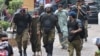 Polisi anti huru hara menahan beberapa pendukung mantan PM Pakistan Imran Khan, di Lahore pasca aksi protes yang berakhir dengan kerusuhan (foto: dok). 