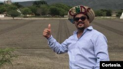 Benjamin Rausseo, alias "Er Conde del Guácharo", posa para una fotografía que publicó en sus redes sociales.