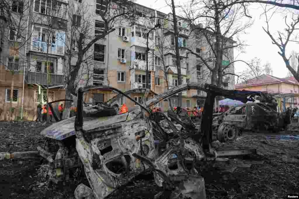 Vista de automóviles destruidos y un edificio de apartamentos dañado durante un ataque con drones rusos, en Odesa, Ucrania, el 17 de enero de 2024. 