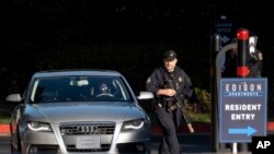 La policía del condado de Cobb registra autos cuando salen de los apartamentos Edison en Smyrna, Georgia, cuando buscaban a Deion Patterson, sospechoso de matar a una persona y herir a cuatro más el 3 de mayo de 2023.