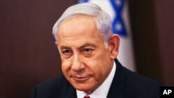El primer ministro israelí Benjamin Netanyahu preside una reunión de su gabinete el domingo 2 de abril de 2023, en Jerusalén. (Ronen Zvulun/Foto compartida vía AP)