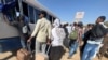Orang-orang berkumpul di stasiun untuk melarikan diri dari Khartoum selama bentrokan antara Pasukan Dukungan Cepat paramiliter dan tentara di Khartoum, Sudan, 19 April 2023. (REUTERS/El-Tayeb Siddig)
