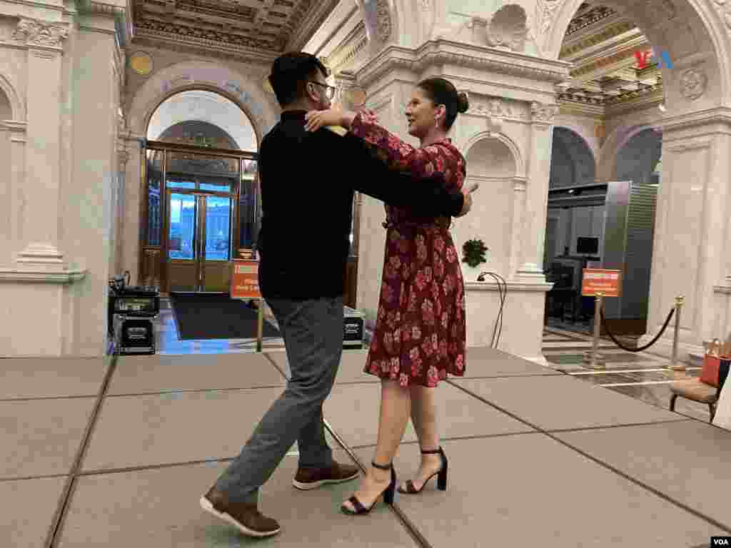 Por la cercanía con la que se baila el danzón entre el hombre y la mujer en sus orígenes era considerado "un baile prohibido".
