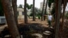 Seorang pria menunjukkan bekas kebakaran di markas UNRWA, di Yerusalem, 10 Mei 2024. (Foto: REUTERS/Ammar Awad)