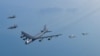 주한미군은 6일 미 공군 B-52H '스트래토포트리스' 전략폭격기가 한반도 상공에 전개된 가운데 미한 연합공중훈련을 실시했다며 사진을 공개했다. B-52H 전략폭격기가 한국 공군의 F-15, F-16 전투기 호위를 받으며 비행하고 있다.