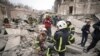 Petugas tanggap darurat memeriksa kerusakan setelah serangan udara Rusia di Kyiv, Ukraina, Senin 25 Maret 2024. Lima orang terluka dalam serangan di distrik Pechersk Kyiv, dua orang dirawat di rumah sakit.(AP/Vadim Ghirda)
