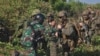 Tentara Marinir TNI AL berkoordinasi dengan Tentara Marinir Amerika Serikat dalam operasi serbuan pantai latihan gabungan militer Super Garuda Shield di Pantai Banongan, Jawa Timur, Minggu, 10 September 2023. (Foto: Indra Yoga/VOA)