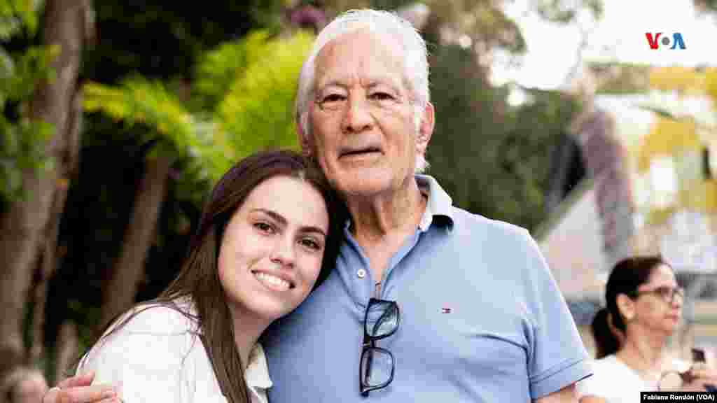 Gabriela Arreaza tiene 18 años de edad y es estudiante de Odontología. Confiesa que participar en estos comicios resultó emotivo para ella. “Es súper emotivo y emocionante darle mi granito de arena a mi país que tanto me ha dado, con la fe de tener otra Venezuela nueva, vivir en libertad, democracia, que toda mi familia vuelva”. Foto: Fabiana Rondón, VOA.