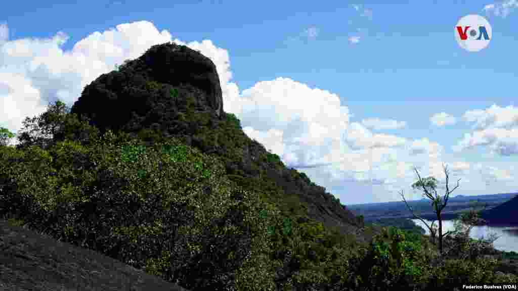 El tercer cerro es la montaña Mavecure, el único cerro que queda al otro lado del río y por el cual se practica el senderismo -acompañado por un guía indígena- para admirar la vista panorámica desde la cima. 