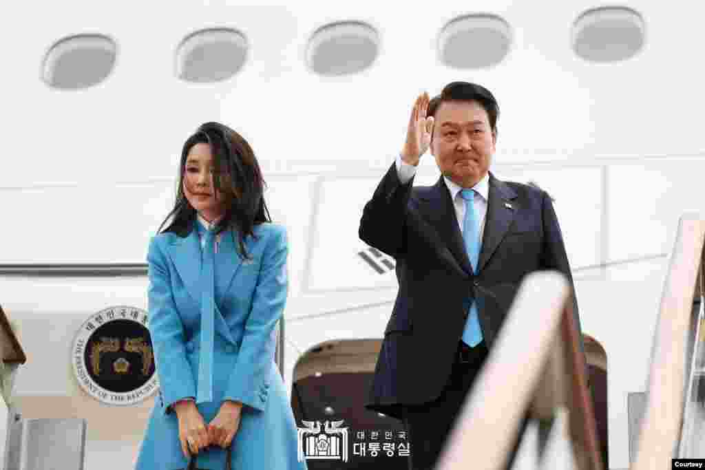 윤석열(오른쪽) 한국 대통령과 부인 김건희 여사가 24일 성남 서울공항에서 5박 7일 미국 국빈 방문을 위해 공군 1호기에 오르며 인사하고 있다. (한국 대통령실 제공)