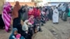 Arhiv - Raseljeni ljudi usljed tekućeg konfikta u Sudanu između vojnih i paramilitarnih formacija čekaju da dobiju humanitarnu pomoć u Gedarefu, Sudan, 30 decembra 2023.