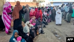 Arhiv - Raseljeni ljudi usljed tekućeg konfikta u Sudanu između vojnih i paramilitarnih formacija čekaju da dobiju humanitarnu pomoć u Gedarefu, Sudan, 30 decembra 2023.