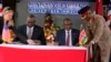 Secretario de Defensa de EEUU, Lloyd Austin (izq) y su homólogo de Kenia, Aden Duale (der), firman un acuerdo de cooperación de defensa en Nairobi, Kenia, el 25 de septiembre de 2023. 