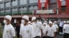 Warga binaan di Lapas Narkotika Kelas II Cipinang keluar dari blok sel tahanan untuk mengikuti kegiatan Ramadan di sore hari jelang berbuka puasa bersama, Sabtu (8/4).