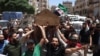 Turkey closes border with Syria in face of violence 