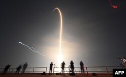 Jejak yang ditinggalkan roket SpaceX Falcon 9 dengan pesawat ruang angkasa Crew Dragon saat lepas landas dari pad 39A untuk misi Crew-6 NASA di Kennedy Space Center, Cape Canaveral, Florida, 2 Maret 2023, dini hari.(Chandan Khanna / AFP)