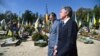 En esta fotografía proporcionada por el Ministerio de Asuntos Exteriores de Ucrania, el secretario de Estado de EEUU, Antony Blinken (derecha) y el ministro de Asuntos Exteriores de Ucrania, Dmytro Kuleba, en el cementerio de Berkovetske en Kiev, el 6 de septiembre de 2023. 