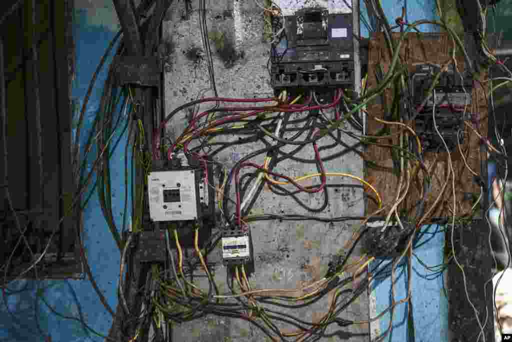 Una maraña de cables forma parte del sistema de electricidad para hacer que funcionen bombas de agua y proveer iluminación parcial en una mina subterránea de oro en El Callao, estado Bolívar, en Venezuela, el viernes 28 de abril de 2023. 