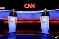 Arhiva - Predsednik Džo Bajden, desno, i republikanski predsednički kandidat, bivši predsednik Donald Tramp, stoje tokom pauze u predsedničkoj debati koju je organizovao CNN u Atlanti, Džordžija, 27. juna 2024.