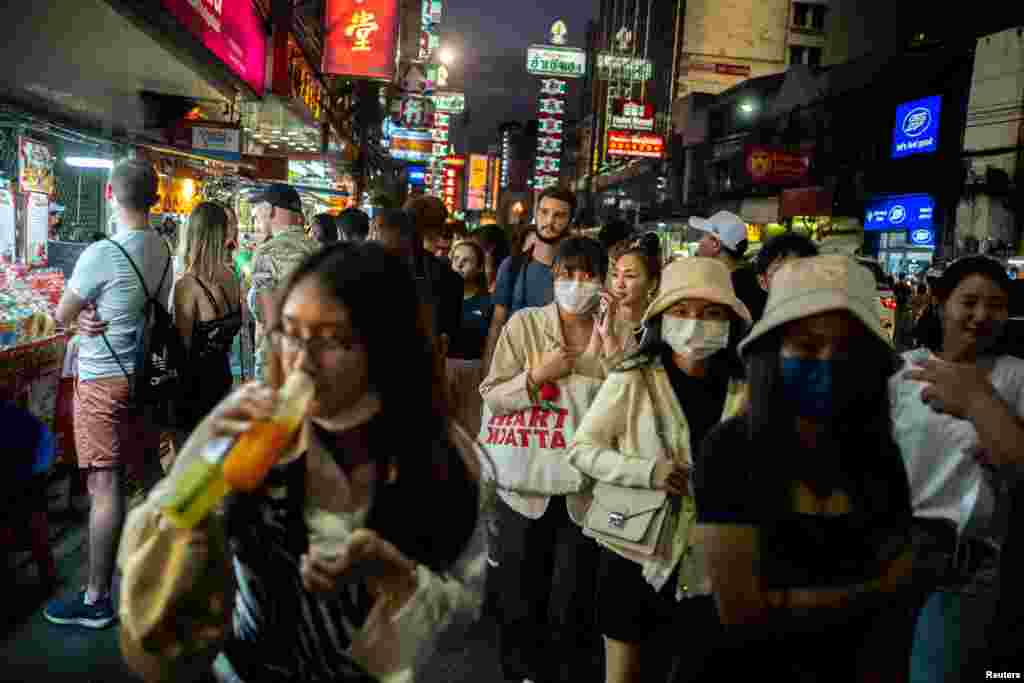 Turistas se ven en el barrio chino de Bangkok, uno de los principales lugares de atracción turística, el 6 de enero de 2023. Tailandia esperaba la llegada de turistas chinos después de que China anunciara que iba a reabrir sus fronteras. 